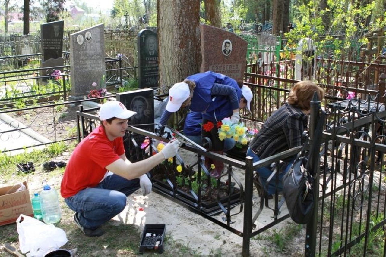 Pflege von Gräbern in Wolgograd
