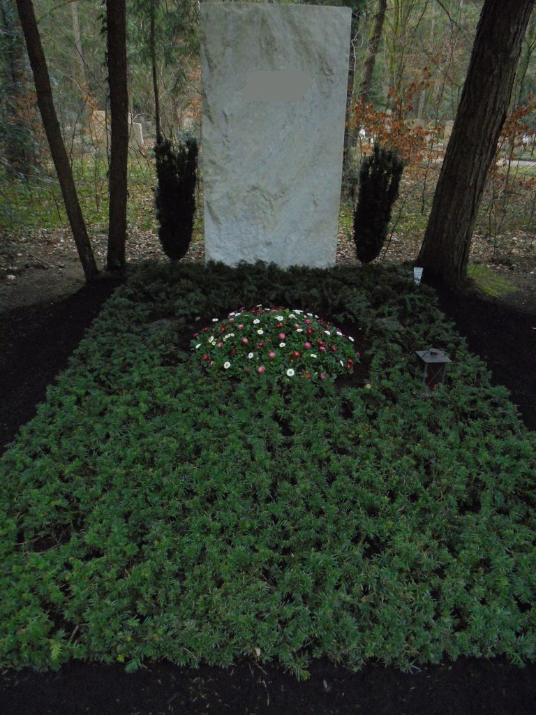 Jahrespflege Waldgrab - Grabgröße 2m x 3,20m