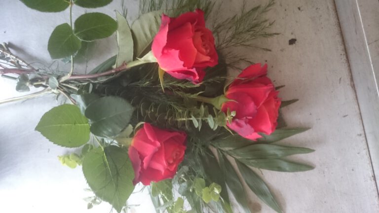 3 Rosen mit Grünzeug
